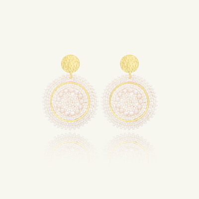 Boucles d'oreilles Sàntibé Bijoux Mini Espagnola en laiton, métal doré et perles sable