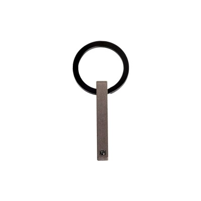 Porte-clés Mano J en titane et diamant noir