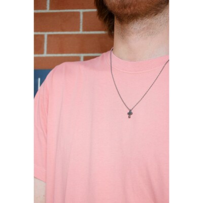 Collier petite Croix Mano J en titane, or rouge et diamants noirs