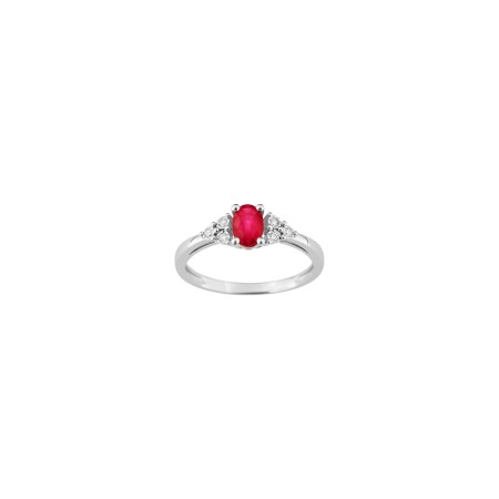 Bague en or blanc, rubis et diamants