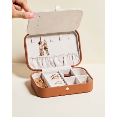 Boîte à bijoux de voyage Maison Scarlett Timeless Brigitte en simili cuir - Caramel
