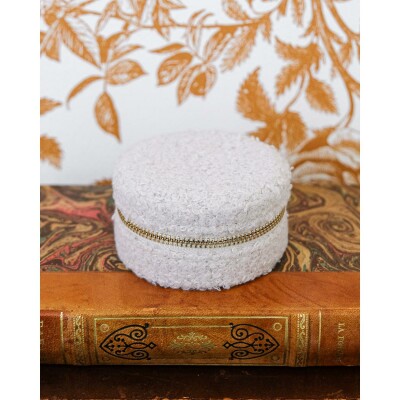 Boîte à bijoux de voyage Maison Scarlett Yvonne en tissu moumoute - Blanc