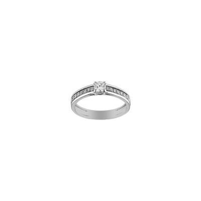 Bague en or blanc et oxyde de zirconium
