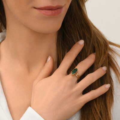 Bague SATELLITE Noto en plaqué or et pierre effet malachite, taille ajustable