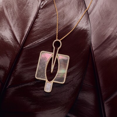 Collier Calao en or rose, diamants et nacre blanche et grise