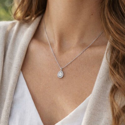 Collier Héritage en or blanc, diamant poire et diamants brillants