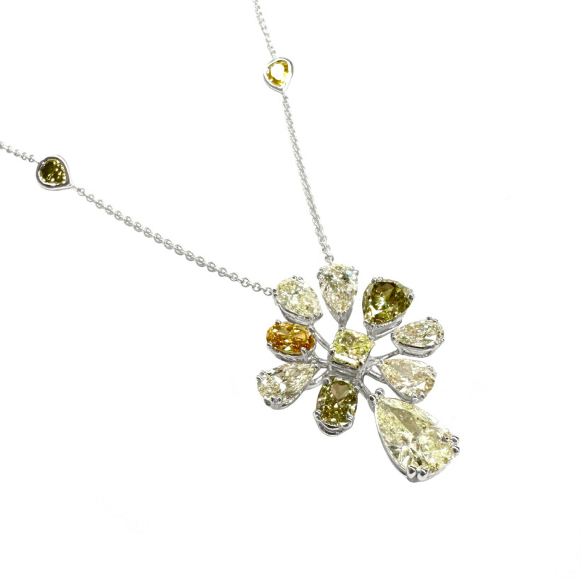 Pendentif Isabelle Barrier en or blanc, diamants blancs, diamants bruns, diamants verts et diamants jaunes de 6.45cts