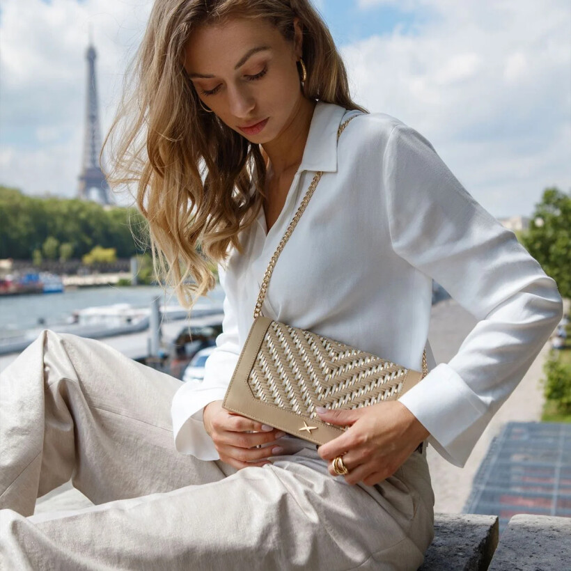 Pochette de soirée Mauboussin Une Femme dans la Ville, chevrons beige doré ivoire