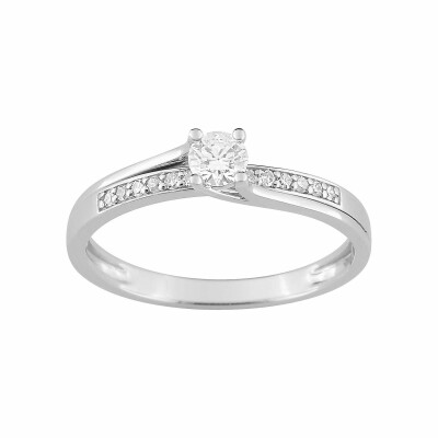 Solitaire accompagné en or blanc et diamants de 0.22ct