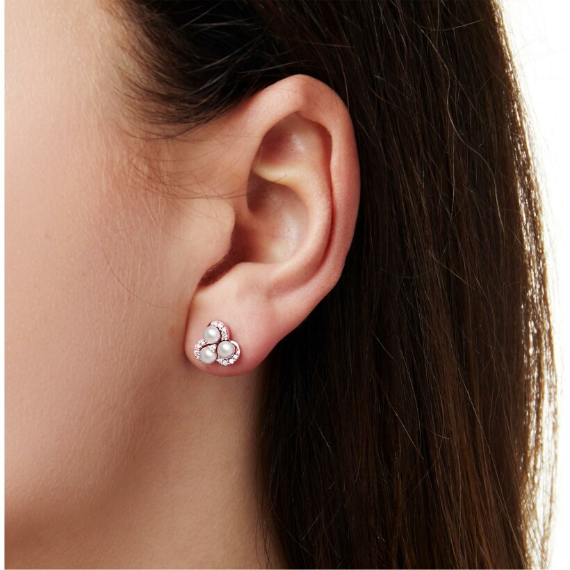 Boucles d'oreilles Yoko London Sleek en or rose, perle Akoya japonaise et diamants