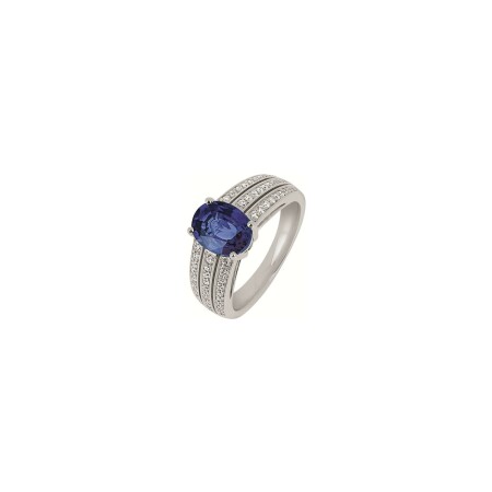 Bague en or blanc, saphir et diamants de 0.4ct