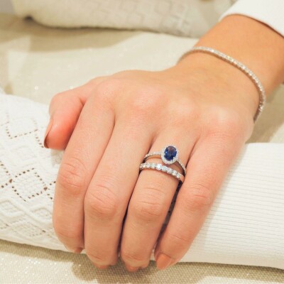 Bague en or blanc, saphir et diamants