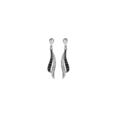 Boucles d'oreilles pendantes en or blanc et diamants