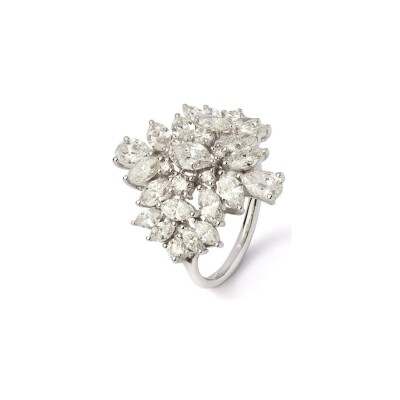 Bague en or blanc avec une composition de diamants taille poire