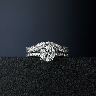 Round brillaint cut Diamond ring and curved band