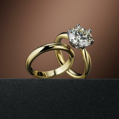 Diamond solitaire ring and wedding band