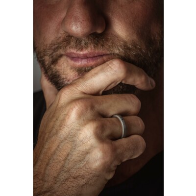 Bague solitaire Mano J en titane et diamant noir