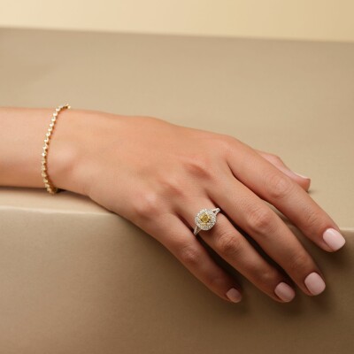 Bague Spring en or blanc, diamant jaune et entourage diamants