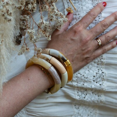 Bracelet PARABAYA Pipoca Neve 6 perles en résine et acrylique Beige