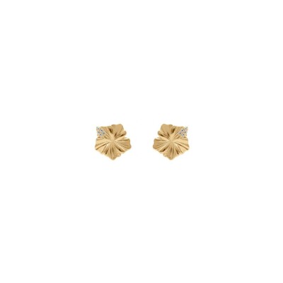 Boucles d'oreilles tige plaqué or hibiscus oxydes blancs