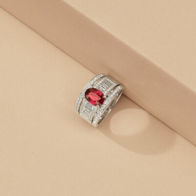 Bague Structure en or blanc, rubis taille ovale, diamants taille baguette et diamants