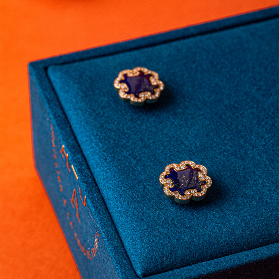 Boucles d'oreilles A-J Aubert Volutes en or jaune, diamants et lapis lazuli