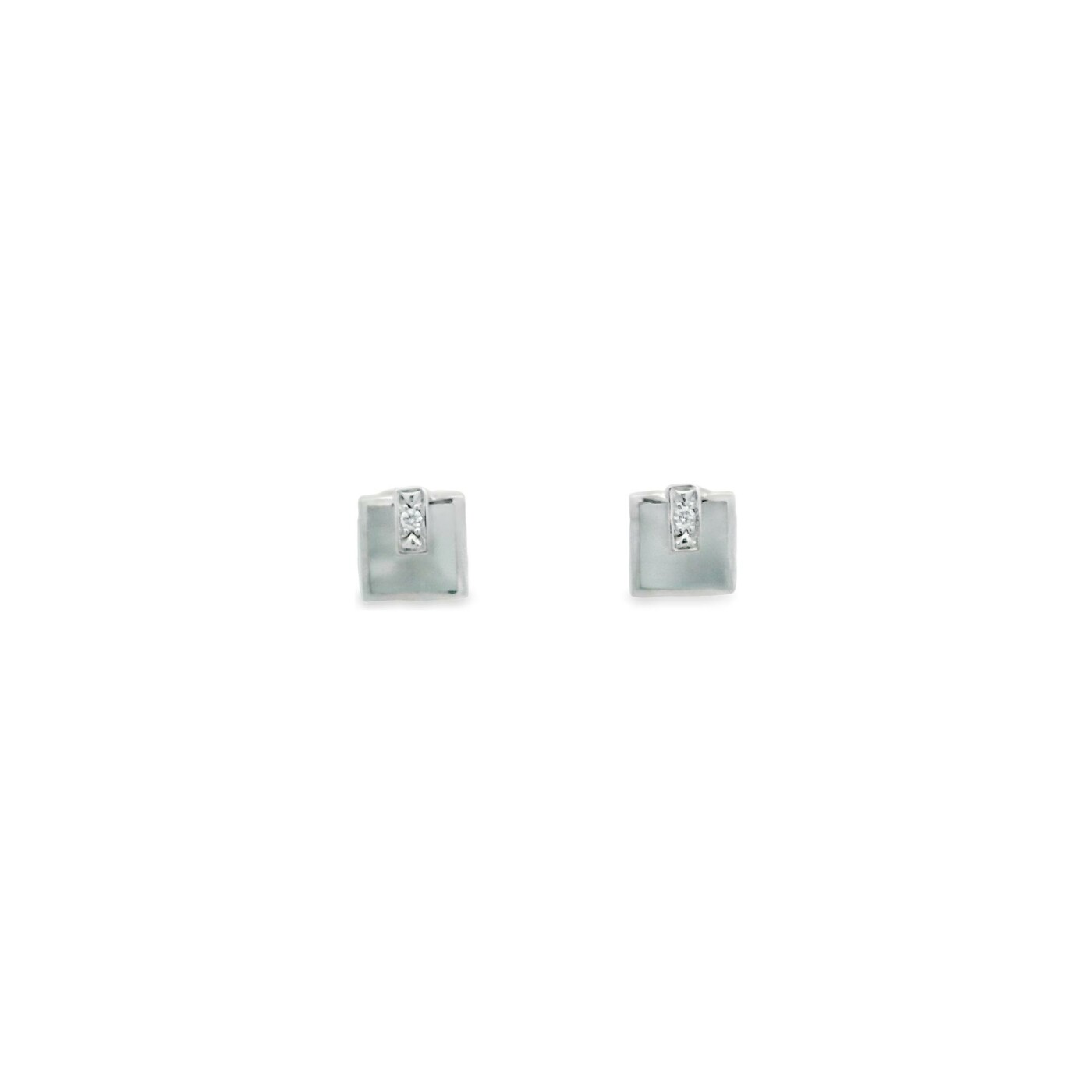 Boucles d'oreilles Clozeau en or blanc, résine et diamants