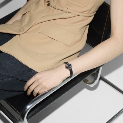 Montre Gucci Model 2000 YA167503