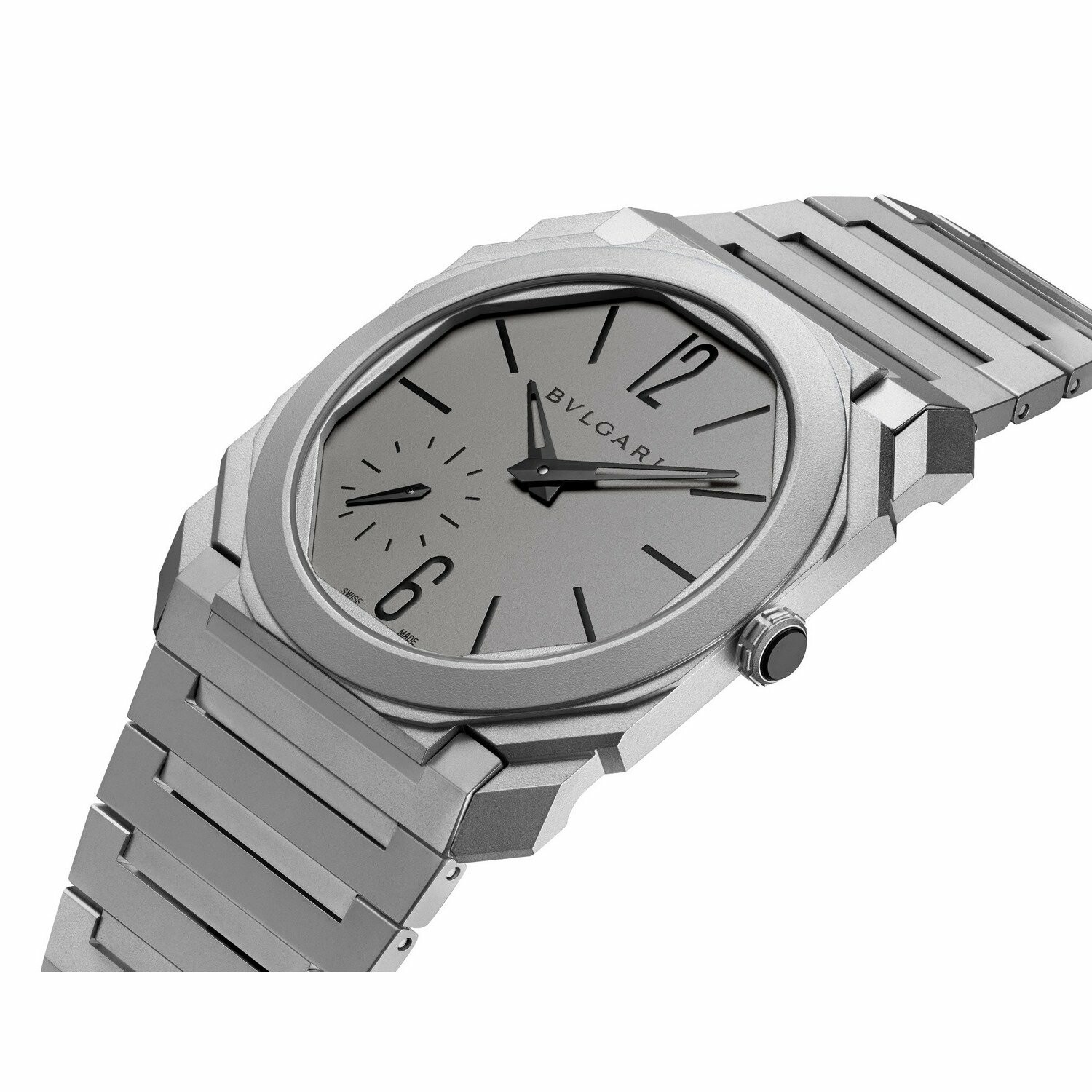 Boîtier facetté et bracelet intégré d’une montre BVLGARI Octo