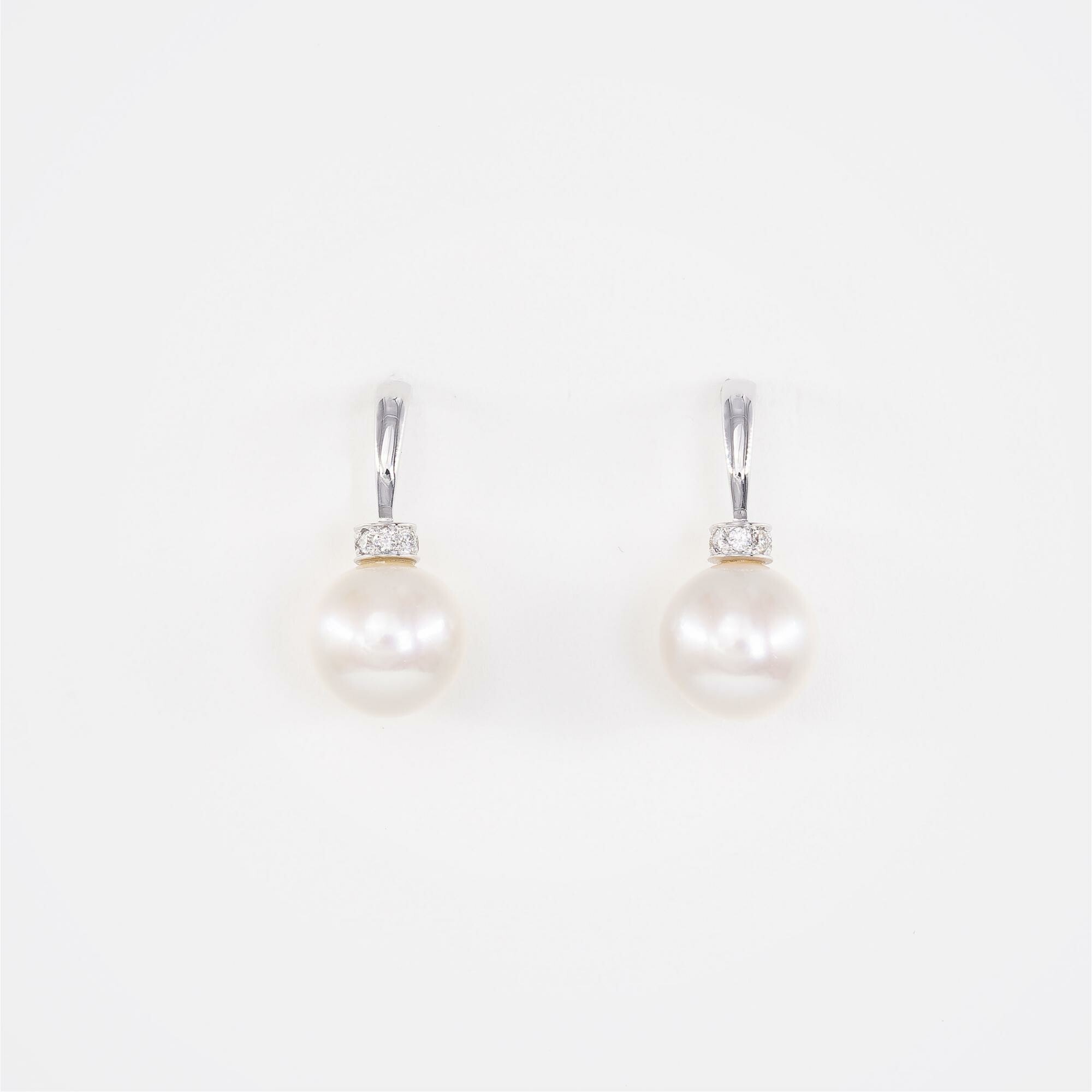 Boucles d'oreilles or blanc, diamants & perles vue 2