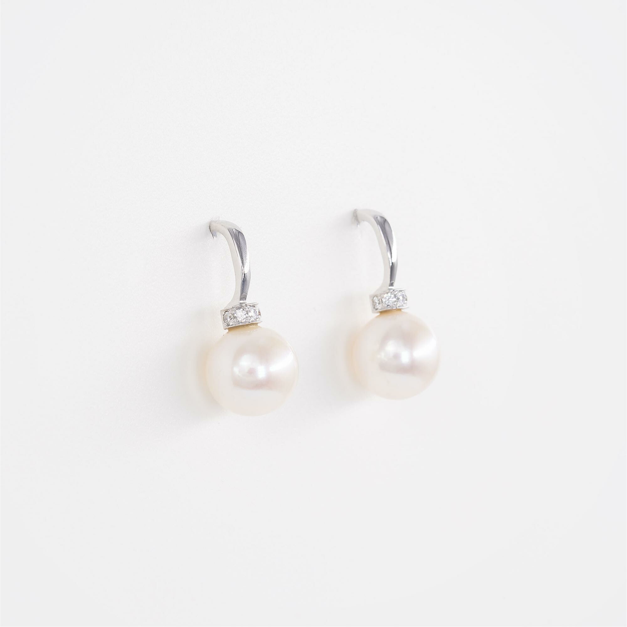 Boucles d'oreilles or blanc, diamants & perles vue 1