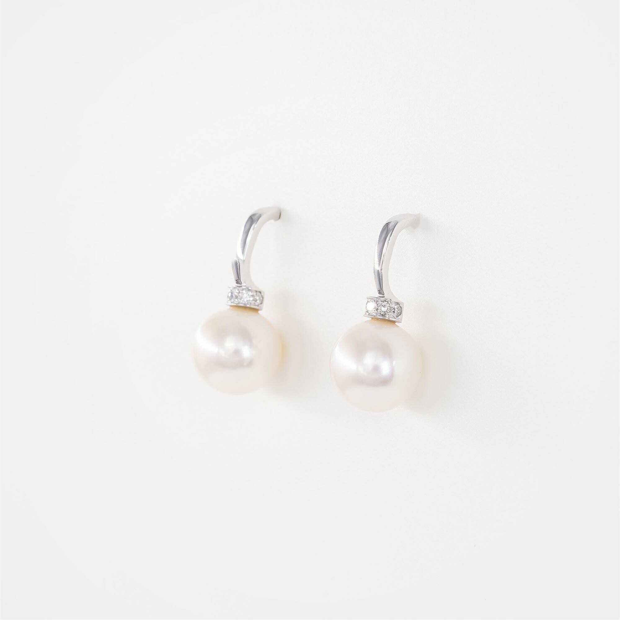 Boucles d'oreilles or blanc, diamants & perles vue 3