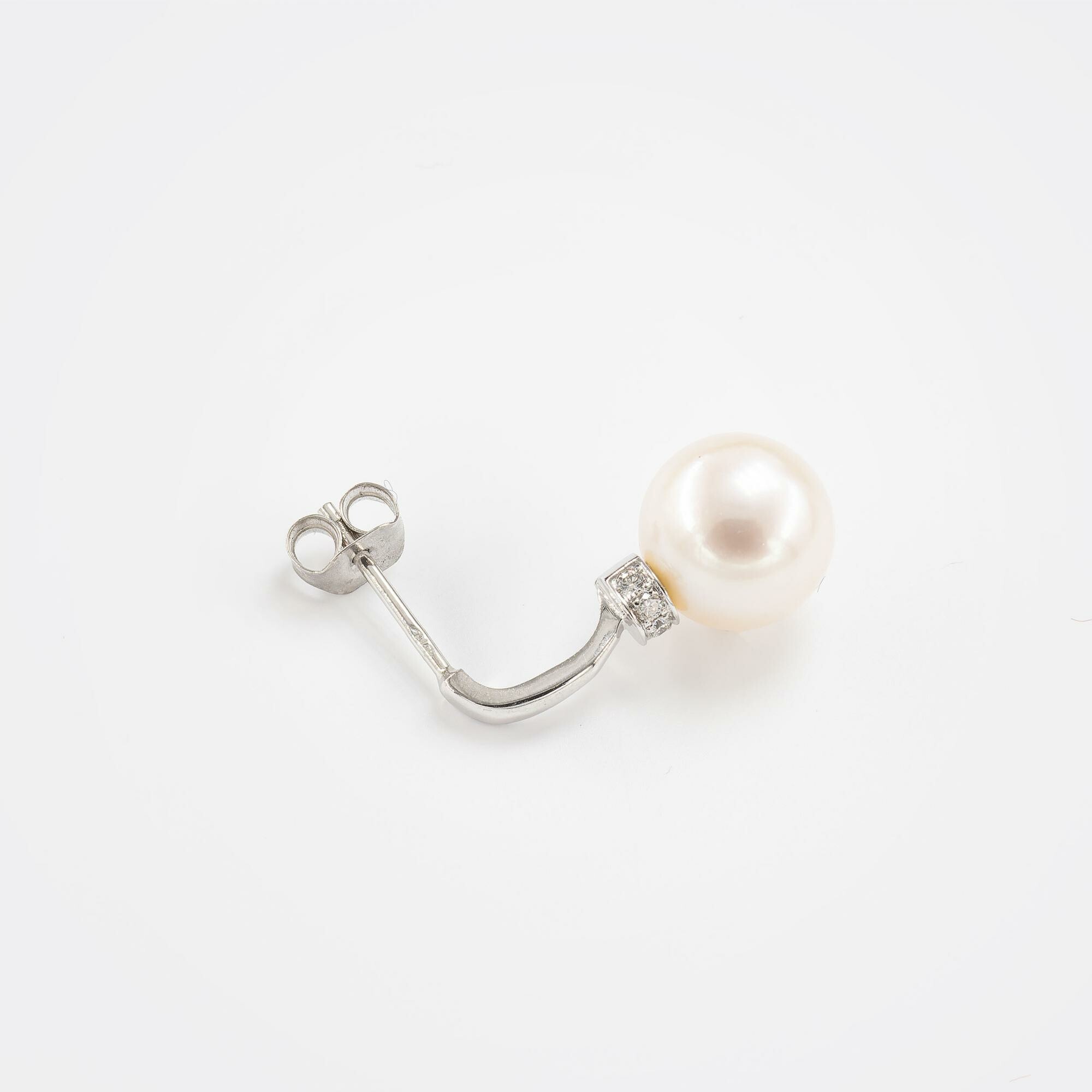 Boucles d'oreilles or blanc, diamants & perles vue 4