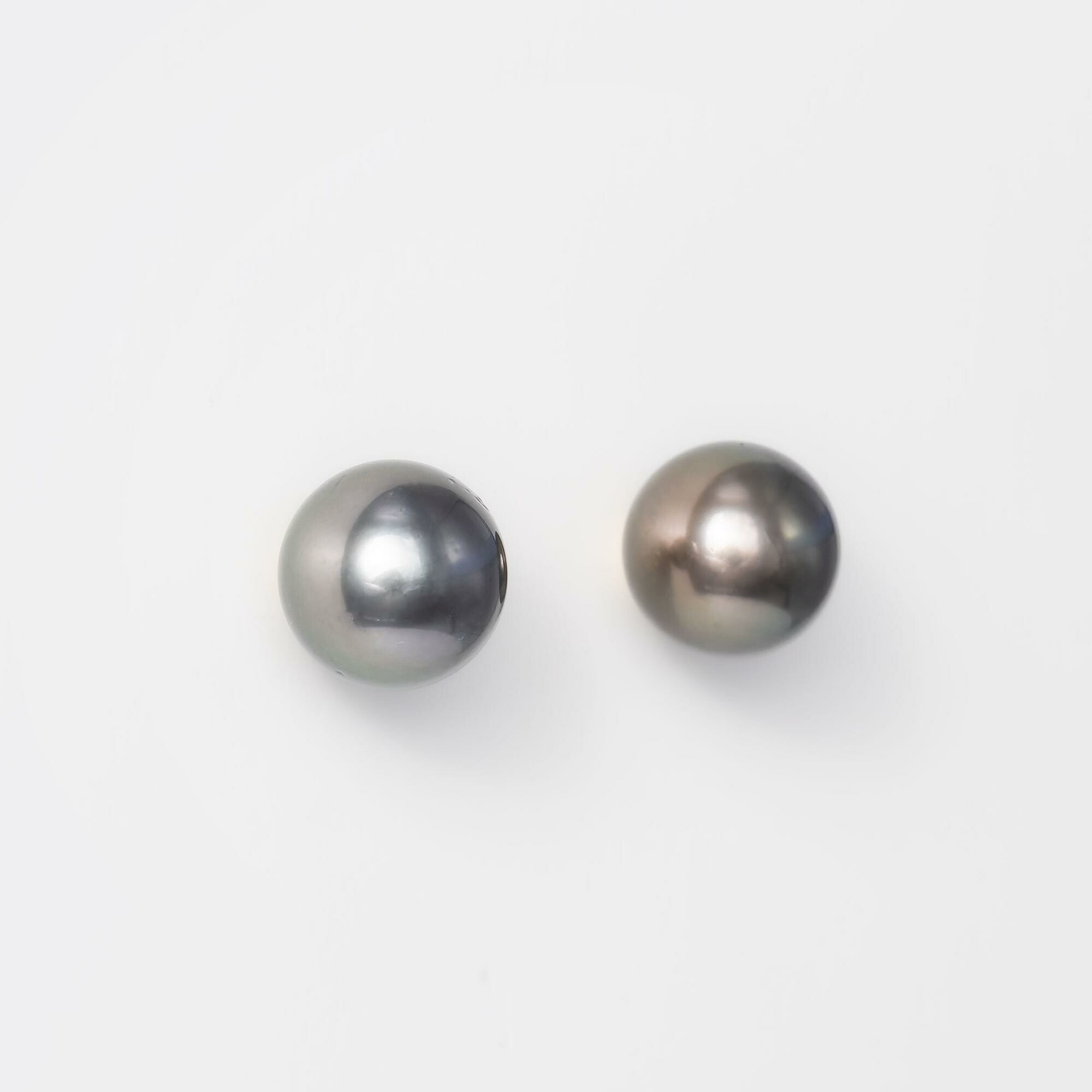 Puces d'oreilles or jaune & perles Tahiti vue 2