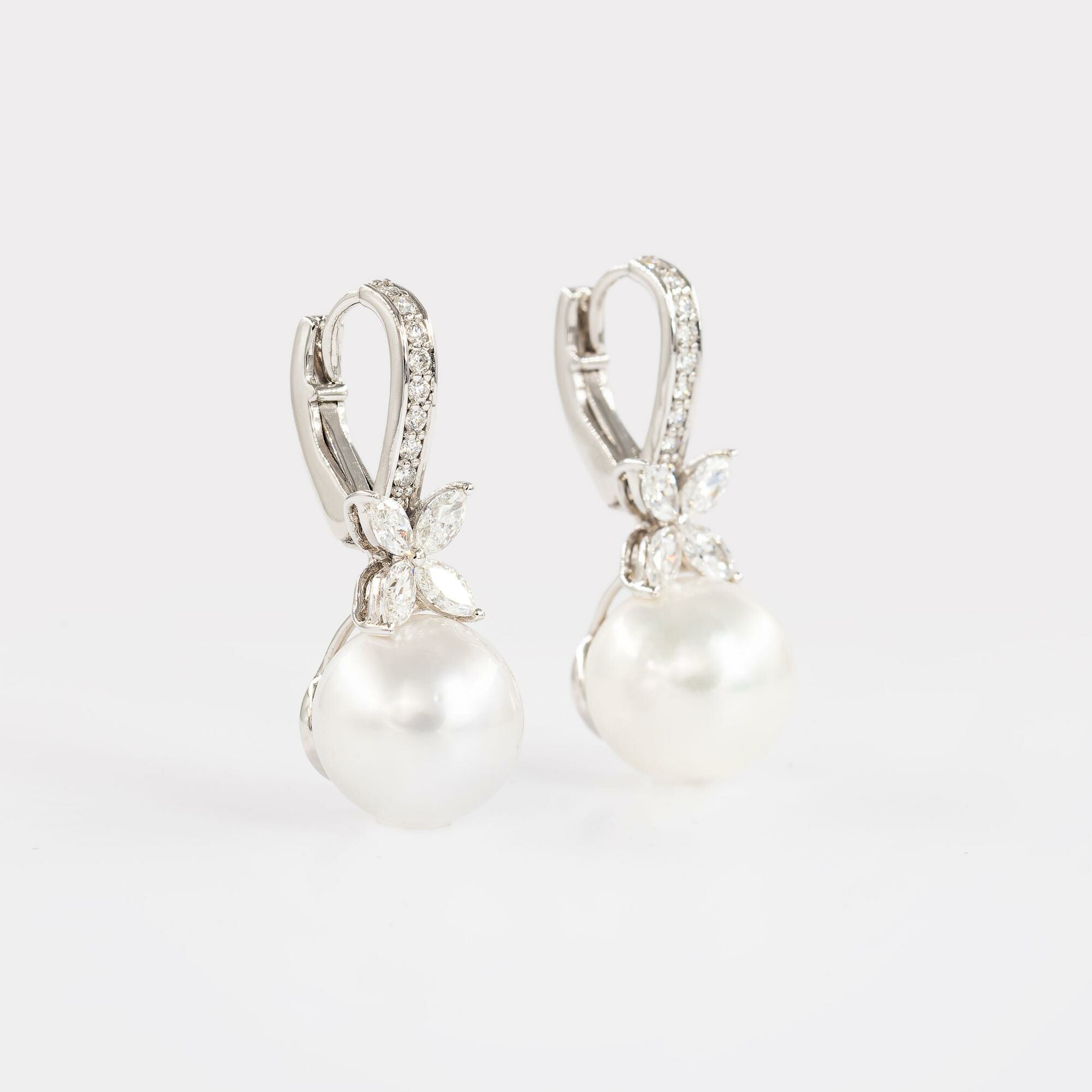 Boucles d'oreilles or blanc, diamants & perles vue 1