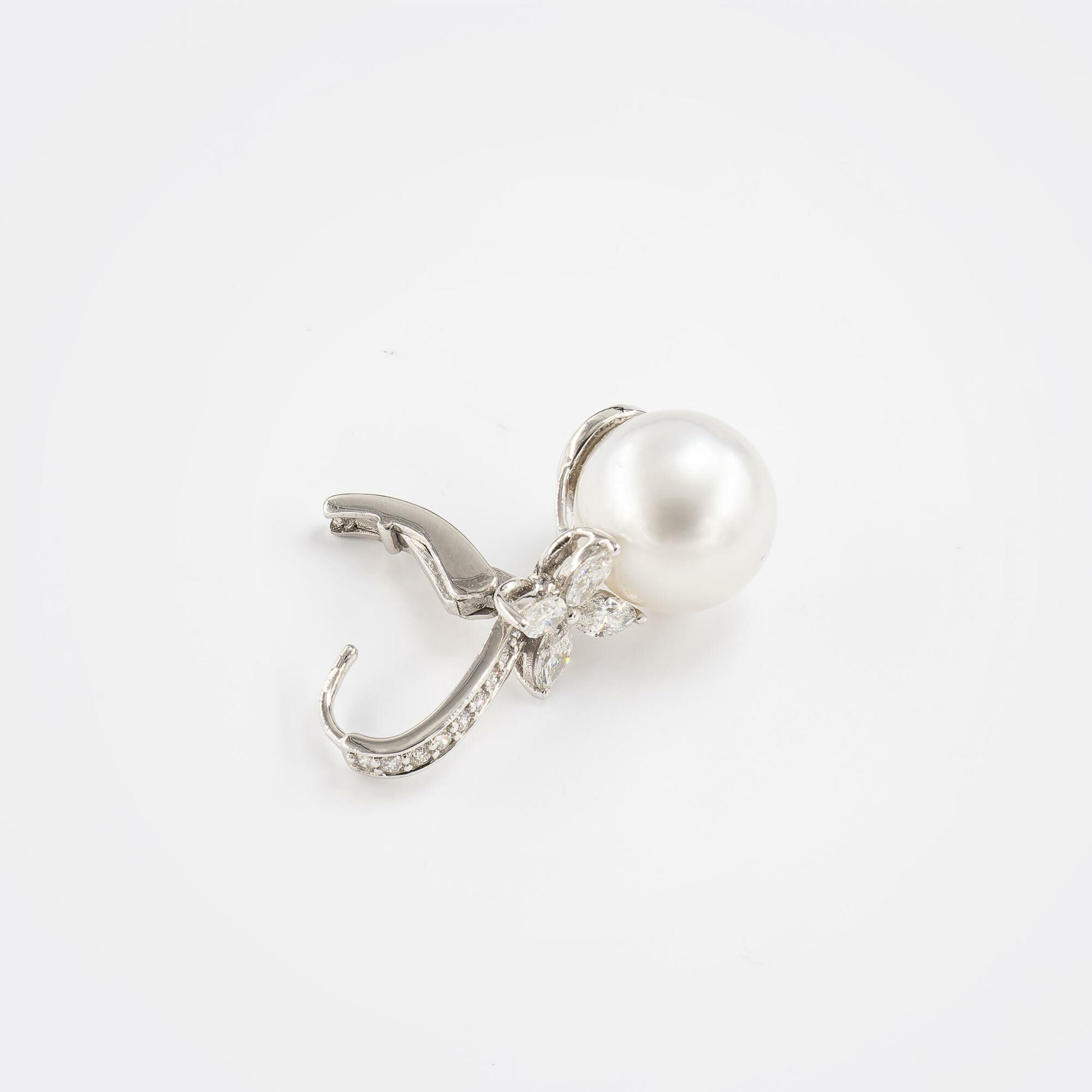 Boucles d'oreilles or blanc, diamants & perles vue 4