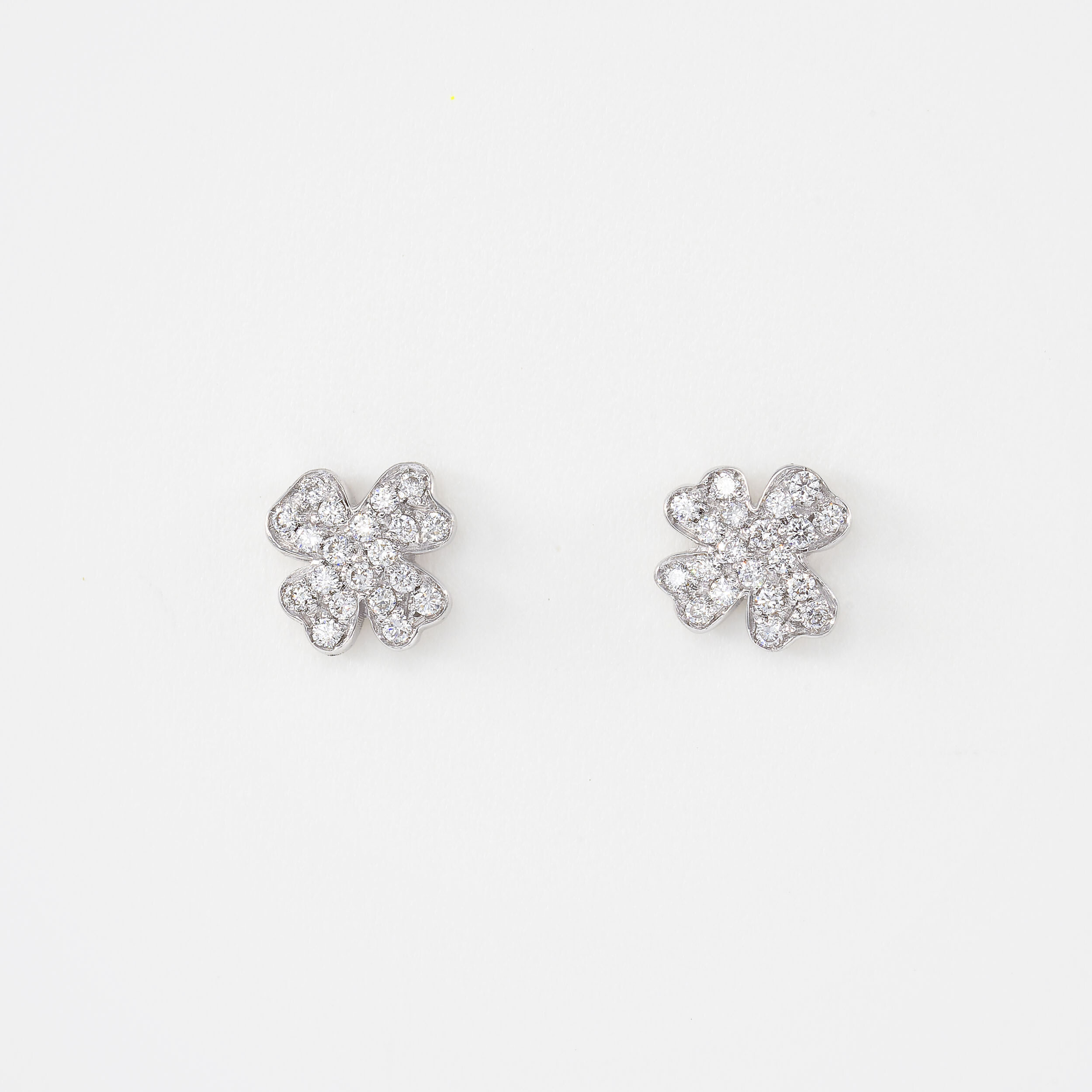 Puces d'oreilles Dame de Trèfle or blanc et diamants  vue 1