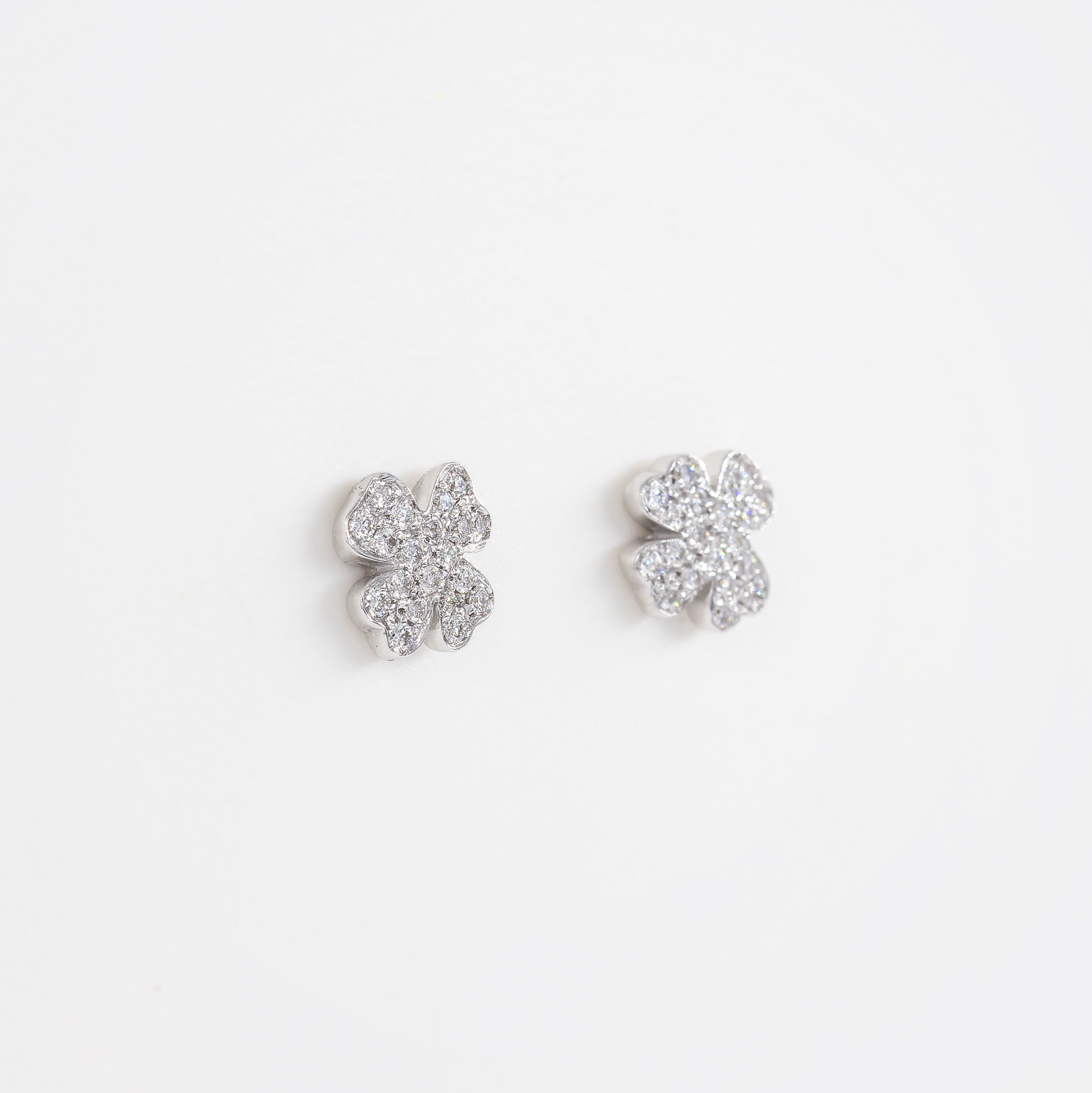 Puces d'oreilles Dame de Trèfle or blanc et diamants  vue 2