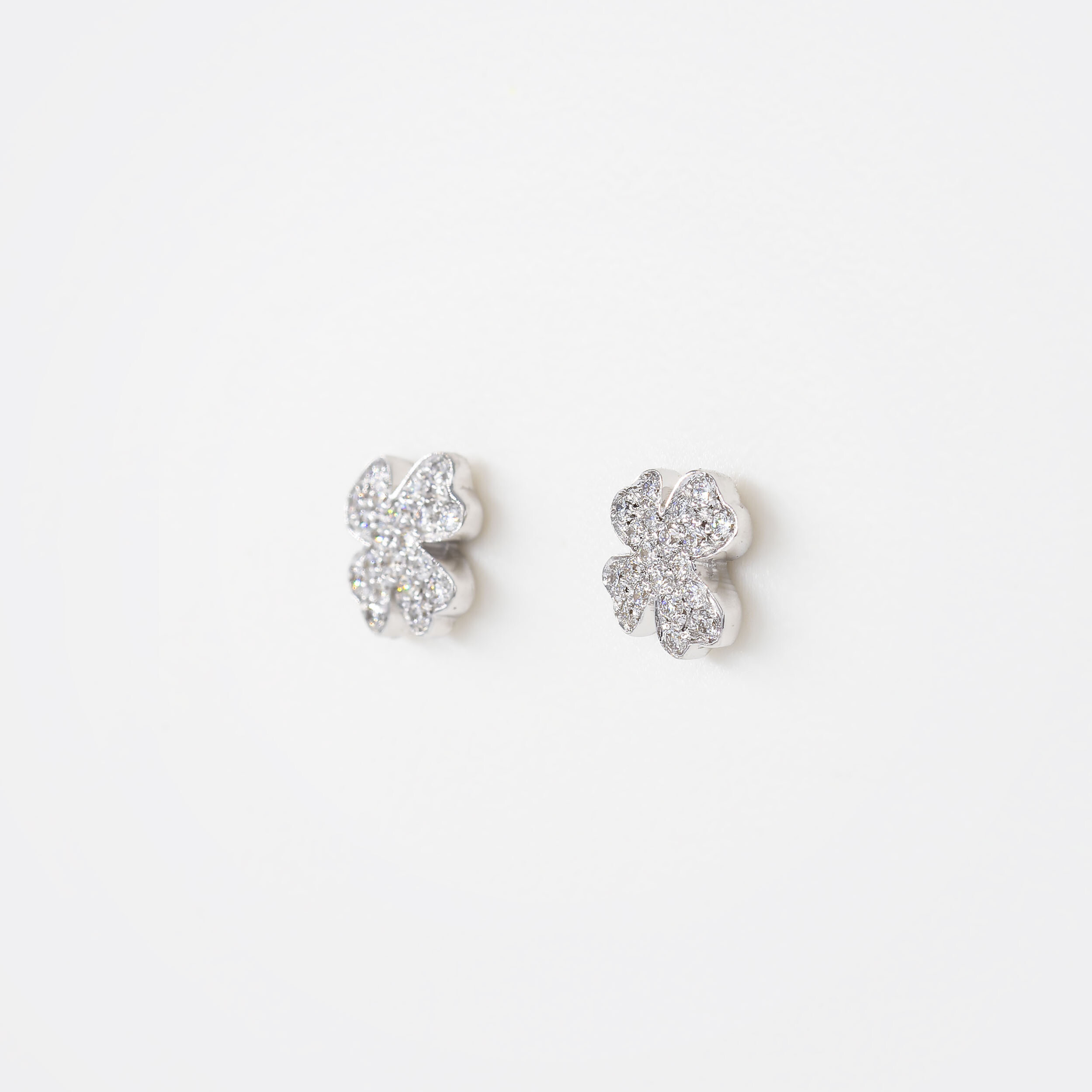 Puces d'oreilles Dame de Trèfle or blanc et diamants  vue 3