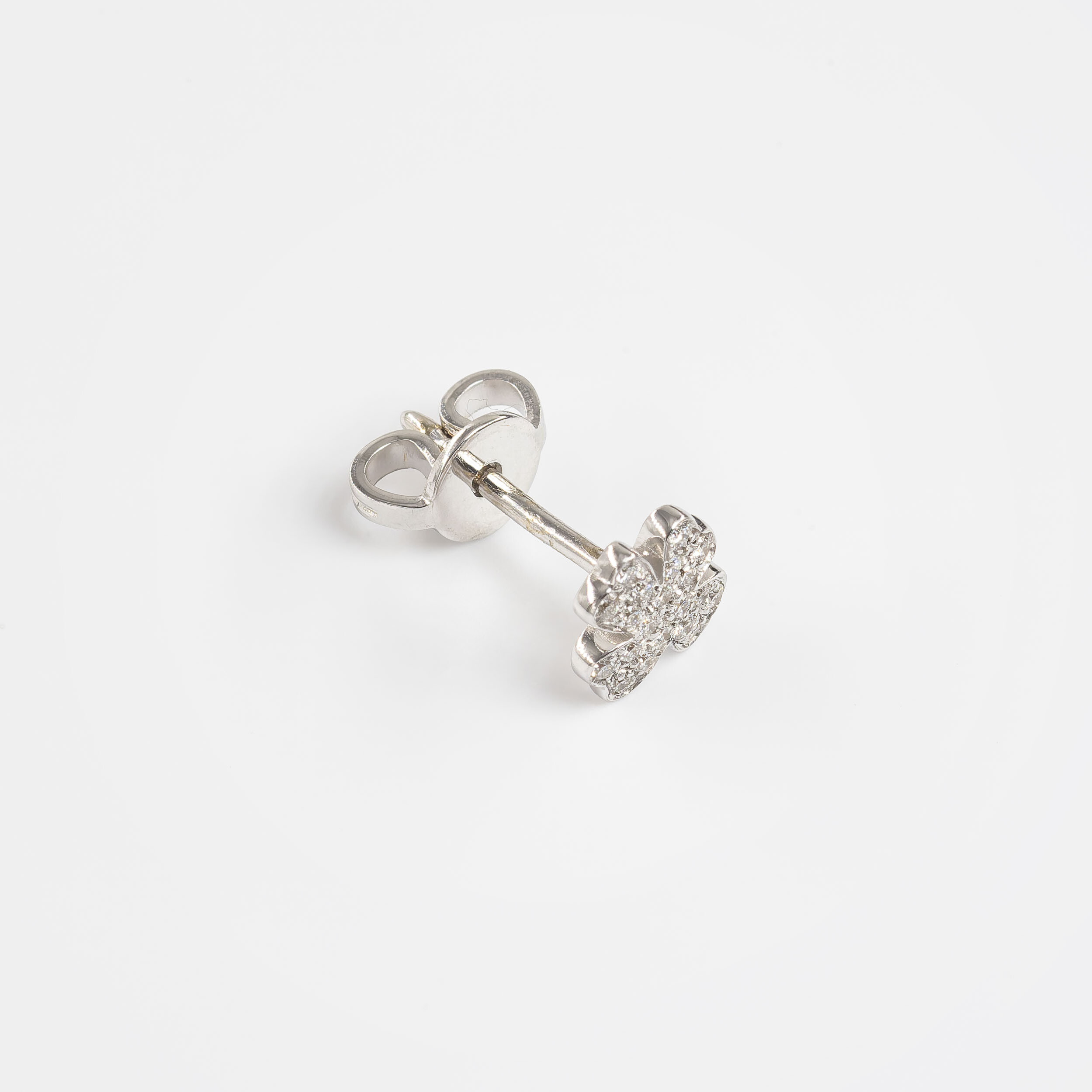 Puces d'oreilles Dame de Trèfle or blanc et diamants  vue 4