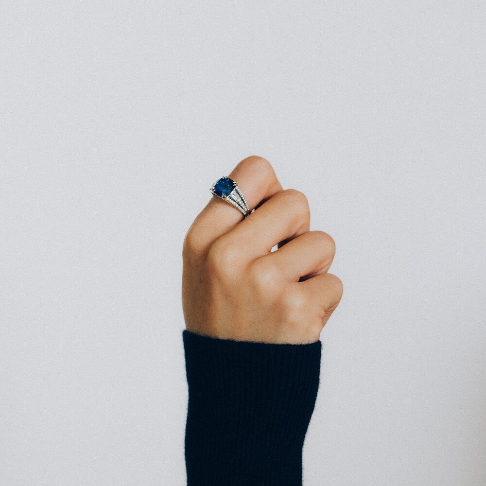 Bague Frojo en or blanc, saphir Ceylan bleu ovale et diamants, taille 53 vue 3