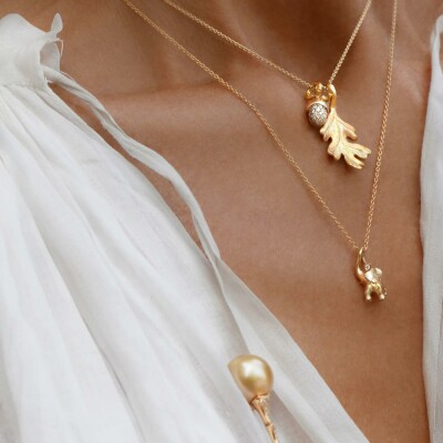 Ole Lynggaard Eléphant large pendant, small size, yellow gold and diamonds view 2