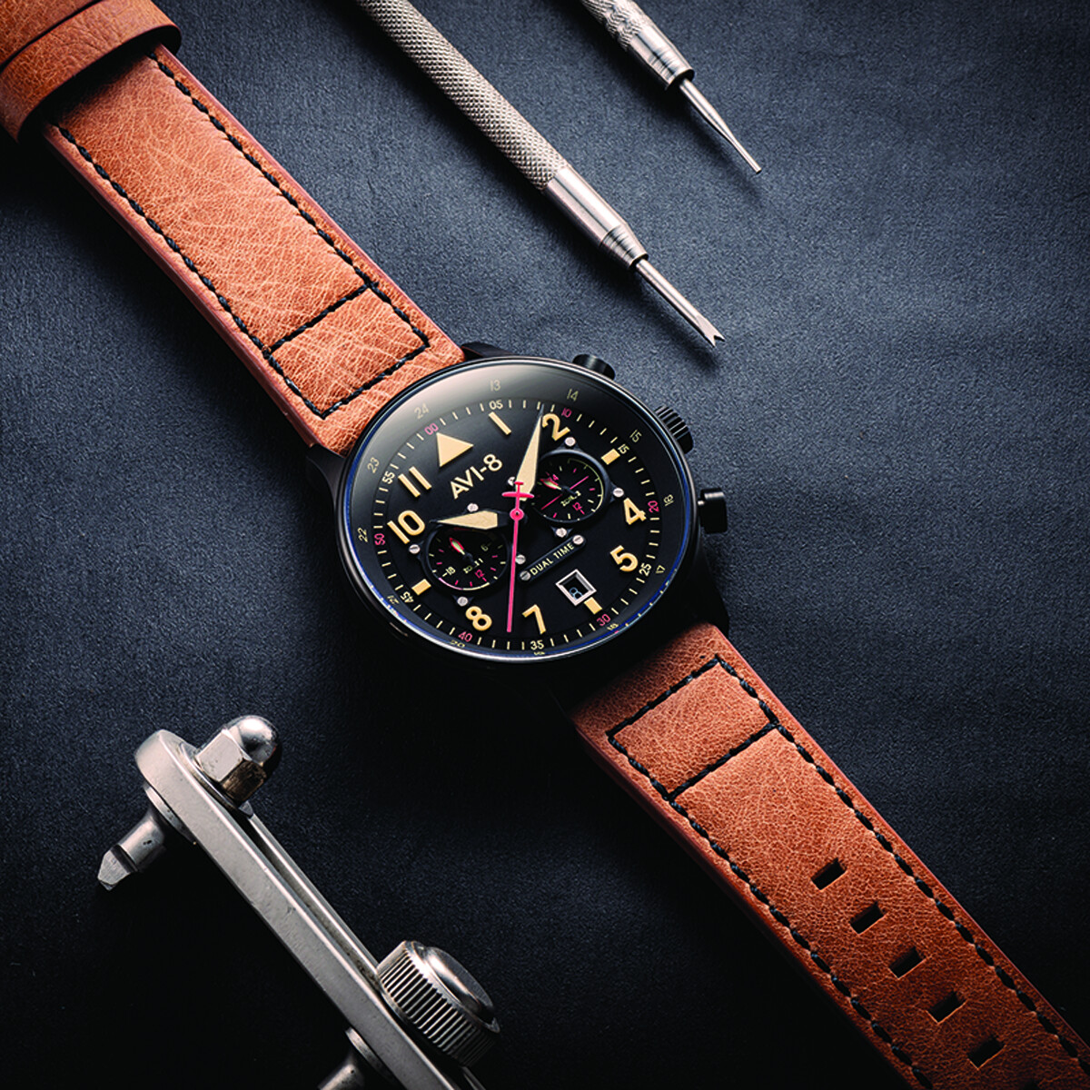 AVI-8 Orologio Da Aviatore AV-4088: Cassa In Acciaio 43.5mm, Quadrante Nero, Movimento Al Quarzo E Cinturino In Pelle Di Vitello Nera