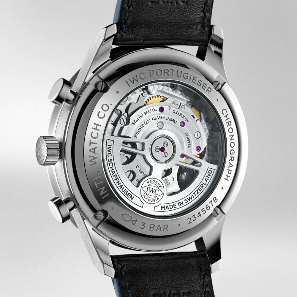 Boîtier élégant et poussoirs d’une montre IWC Portugieser