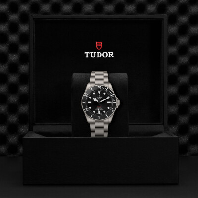 TUDOR Pelagos 39 watch, Unidirectional rotating bezel, Titanium bracelet view 7