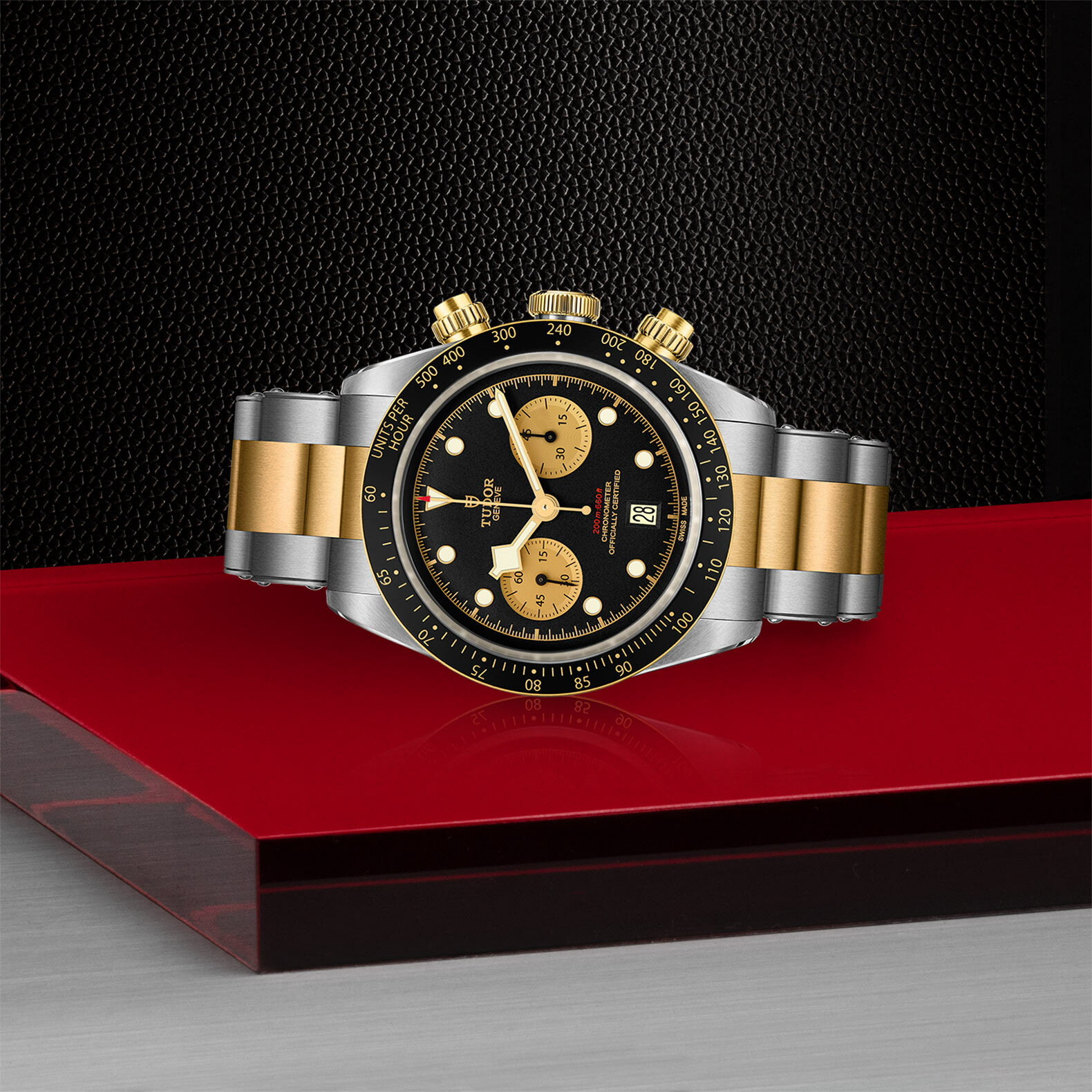 Détail du boîtier et des poussoirs de la Tudor Black Bay Chrono