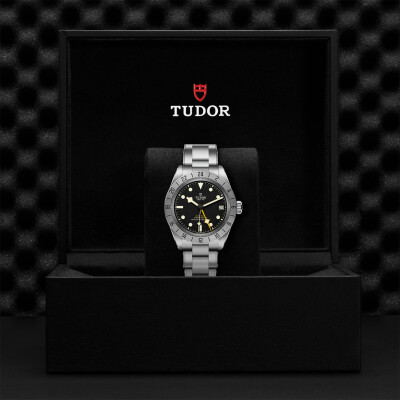 TUDOR Black Bay Pro watch,39 mm steel case, riveted steel bracelet view 4