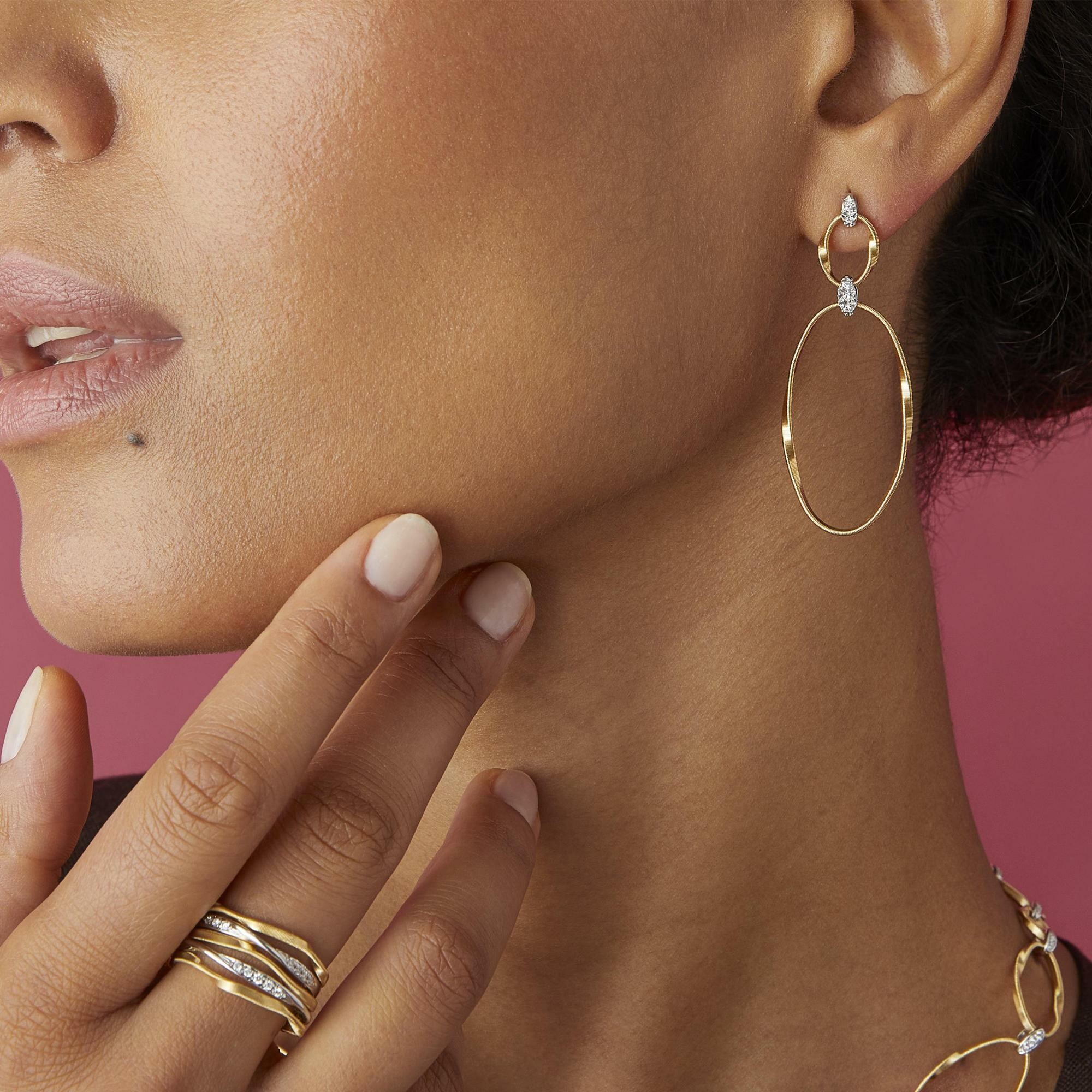 Boucles d'oreilles Marco Bicego MARRAKECH ONDE en or jaune et diamants vue 2