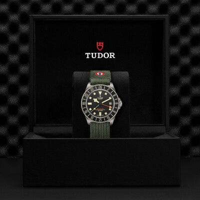 Montre TUDOR Pelagos FXD GMT, boîtier 42 mm en titane, bracelet en tissu vert vue 4