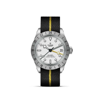 Tudor Black Bay Pro, boîtier en acier, 39 mm, bracelet en tissu noir avec bande jaune